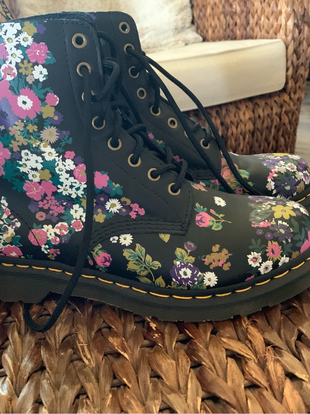 Dr. Martens Black Floral Lace-Up Boots size 10 US NWOT - Picture 2 of 11